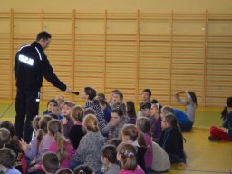 bezpieczna_szkola_policjant_02