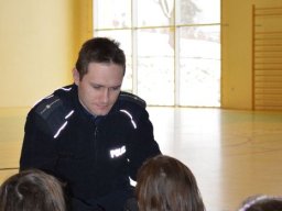 bezpieczna_szkola_policjant_04