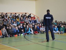 bezpieczna_szkola_policjant_08