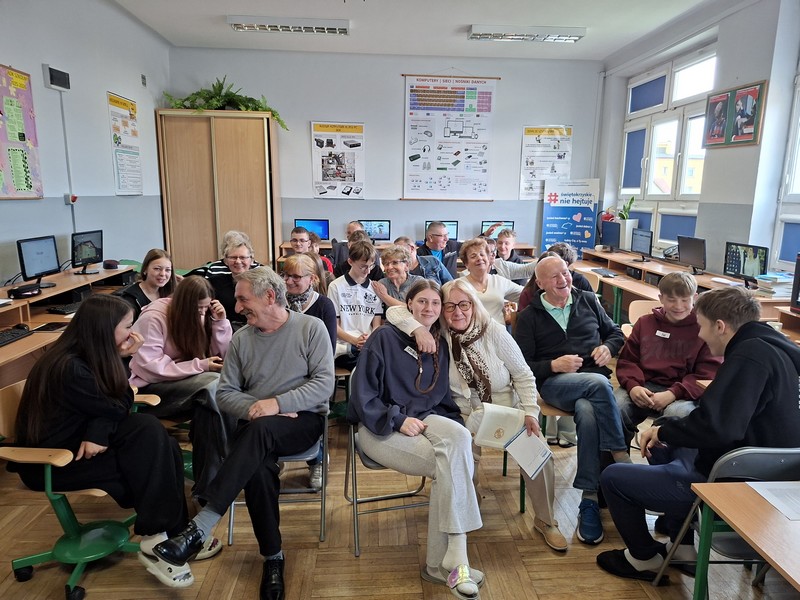Międzypokoleniowe warsztaty cyfrowe – uczniowie i seniorzy razem w sieci.